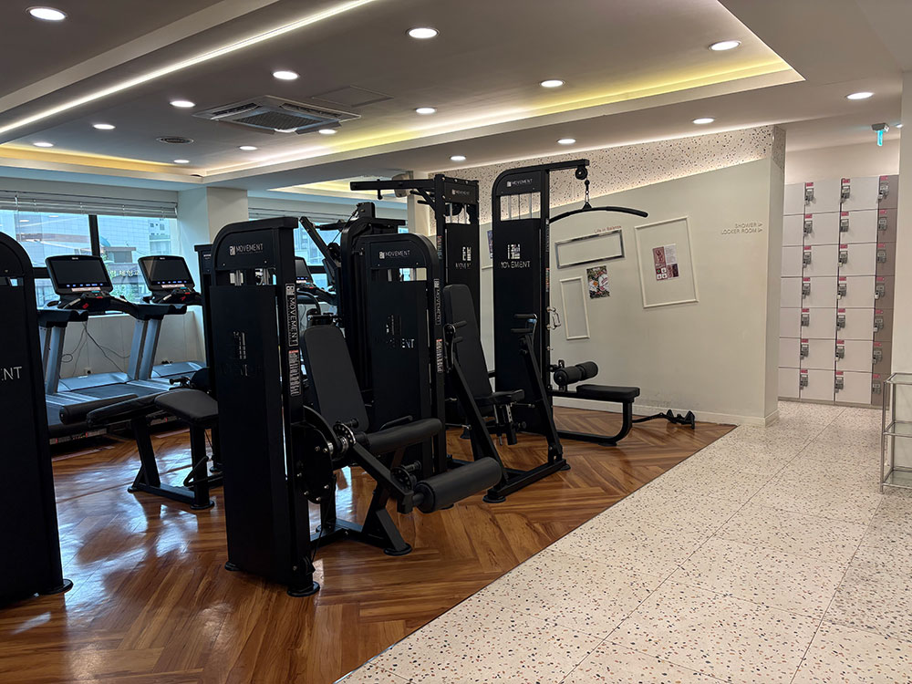 서울대입구 헬스장 휘트니스피플 우먼 서울대입구점 러닝머신들과 웨이트머신