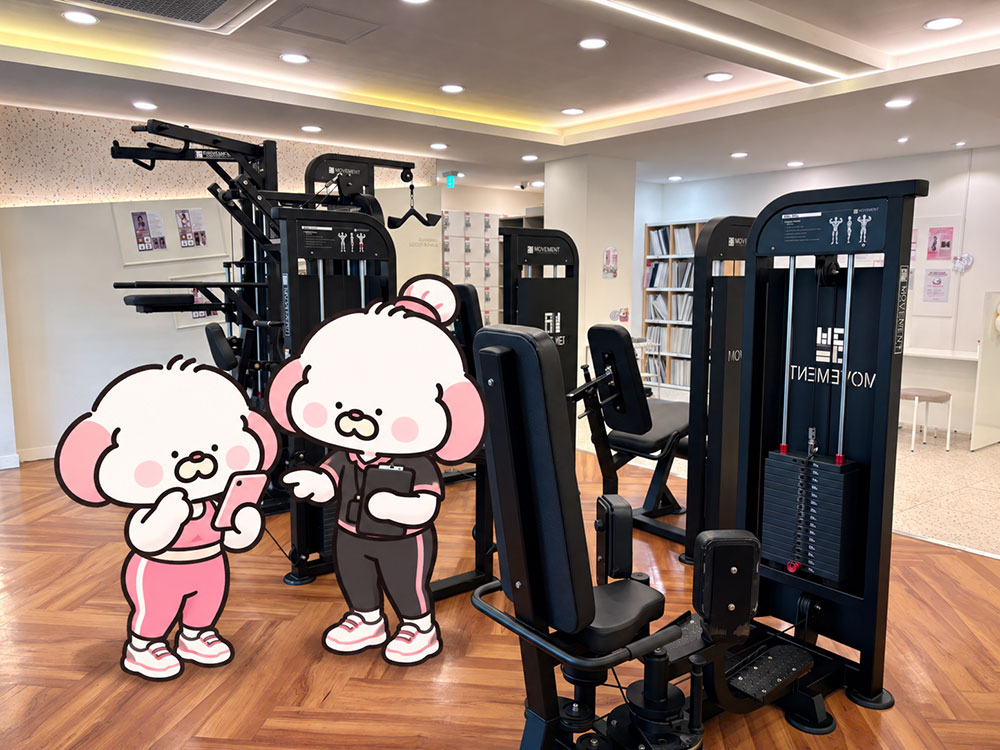 서울대입구역PT 휘트니스피플 우먼 서울대입구점 PT앱을 살펴보며 웨이트 사용방법 안내받는 여성회원
